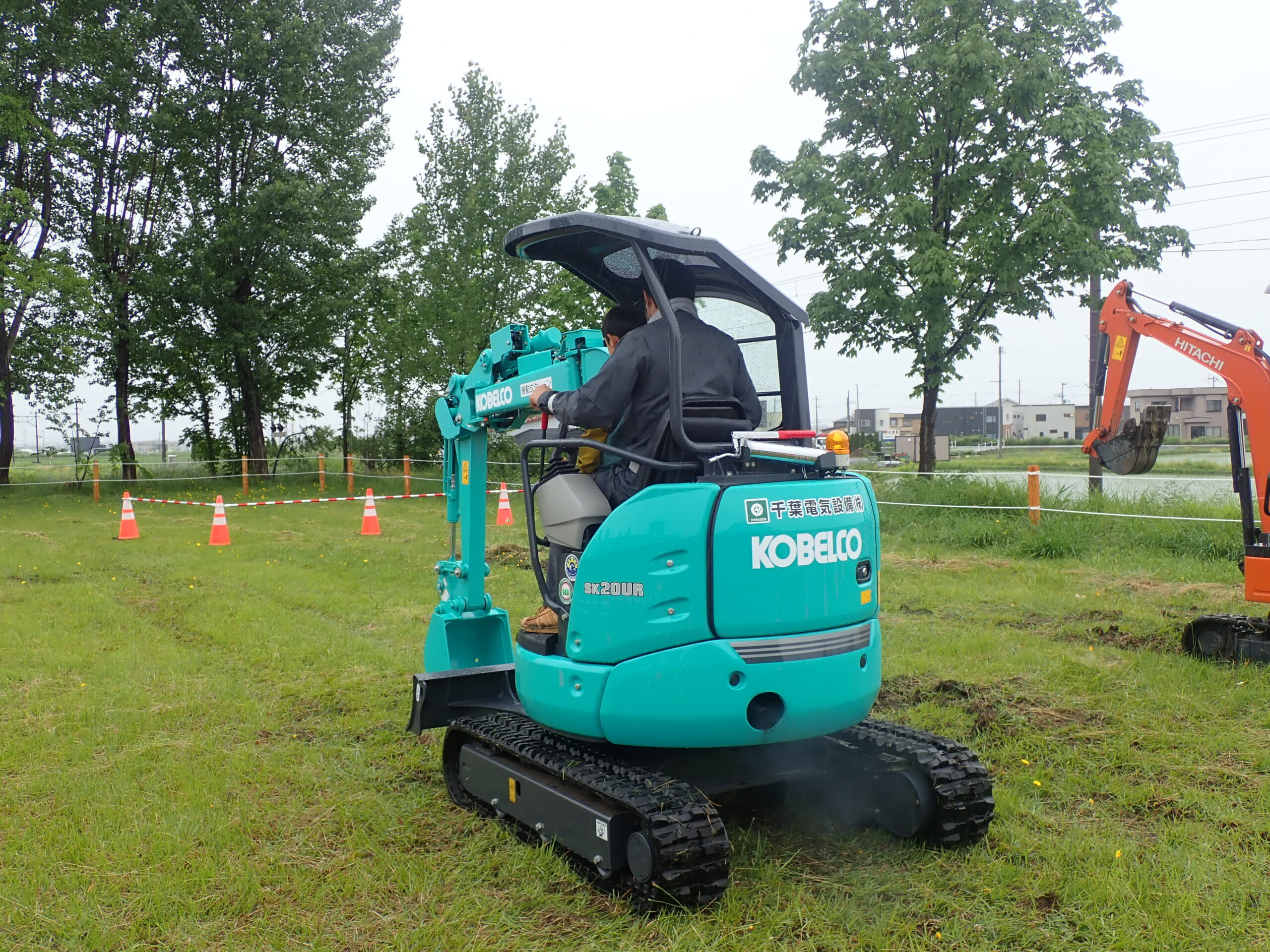 小型油圧ショベルを操作する様子