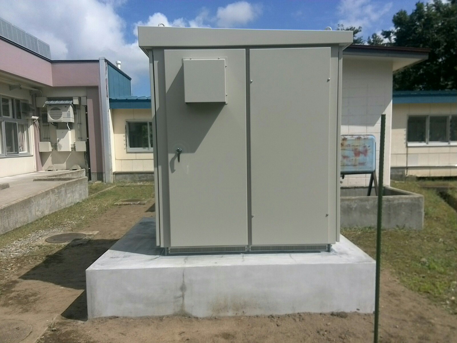 屋外に設置された電気設備