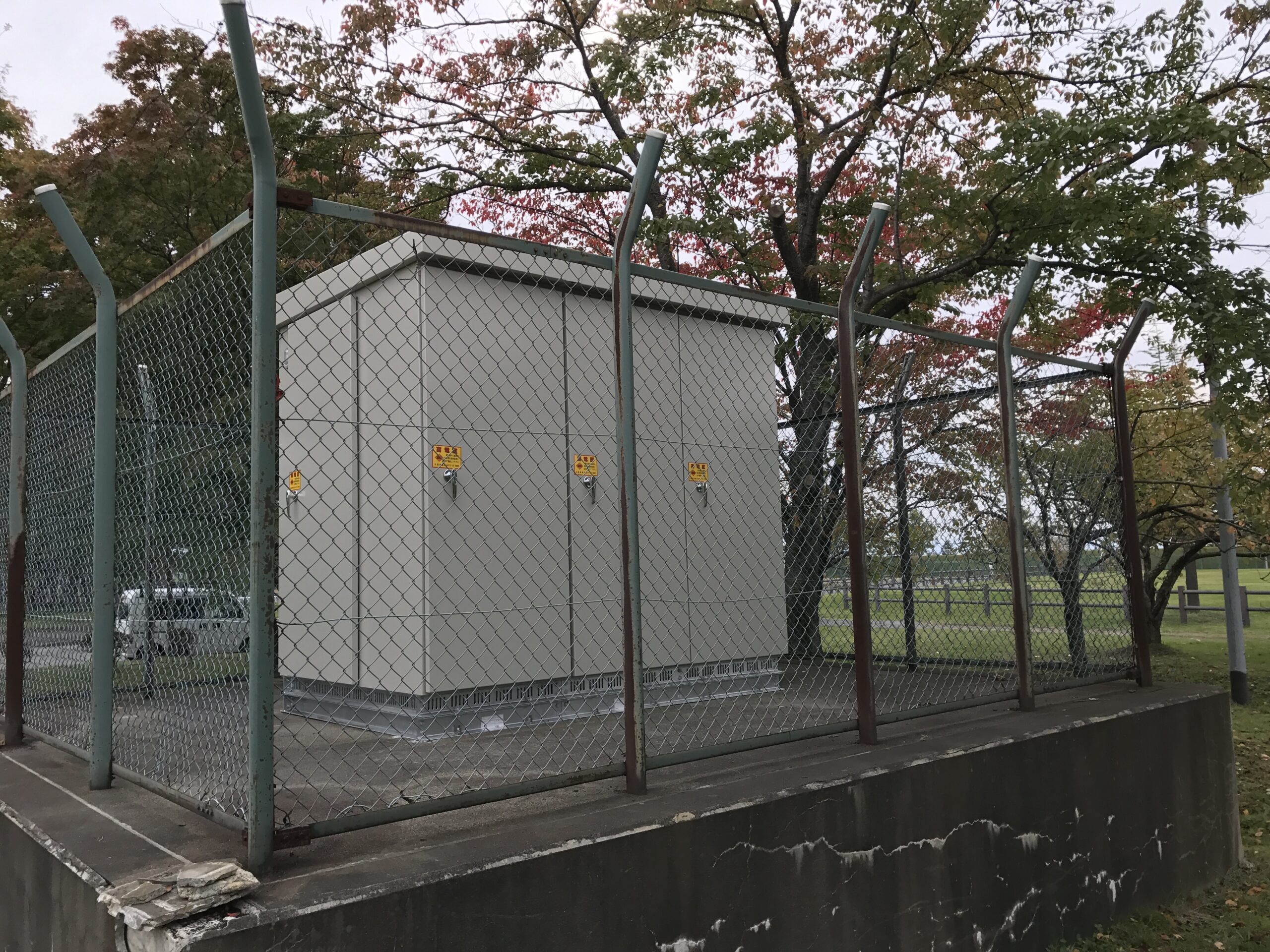 柵に囲まれた電気設備