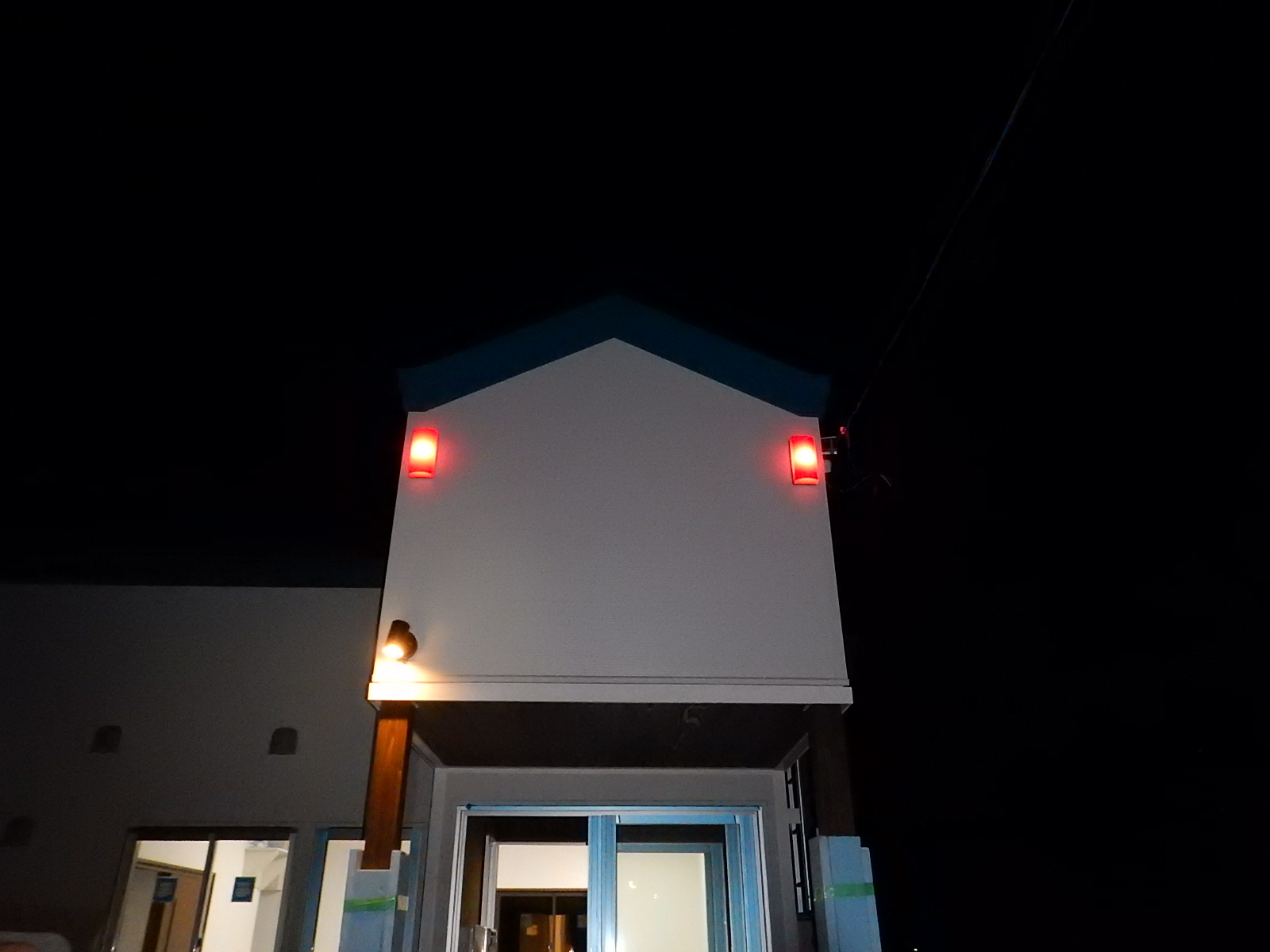 夜間の建物外観