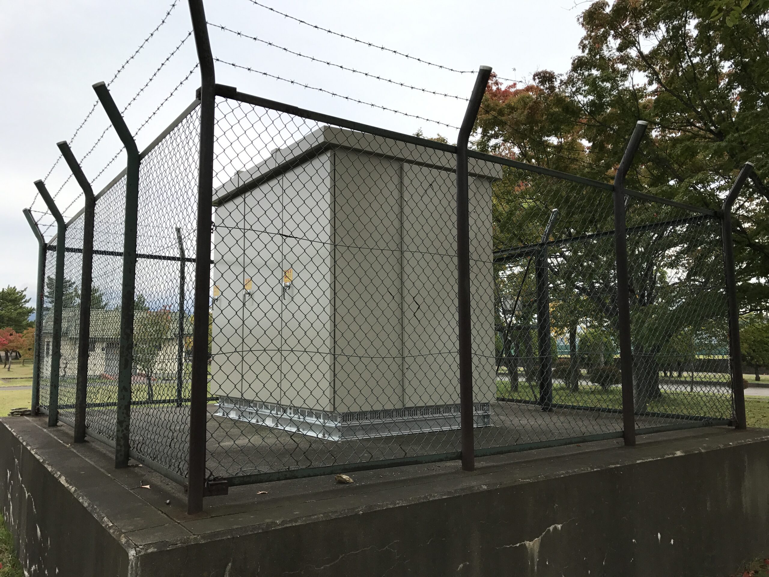 柵に囲まれた電気設備