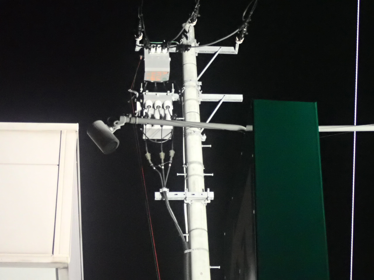 夜間の電柱