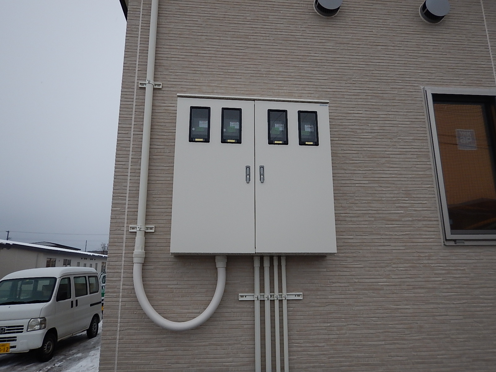 建物の外壁に設置された電気設備