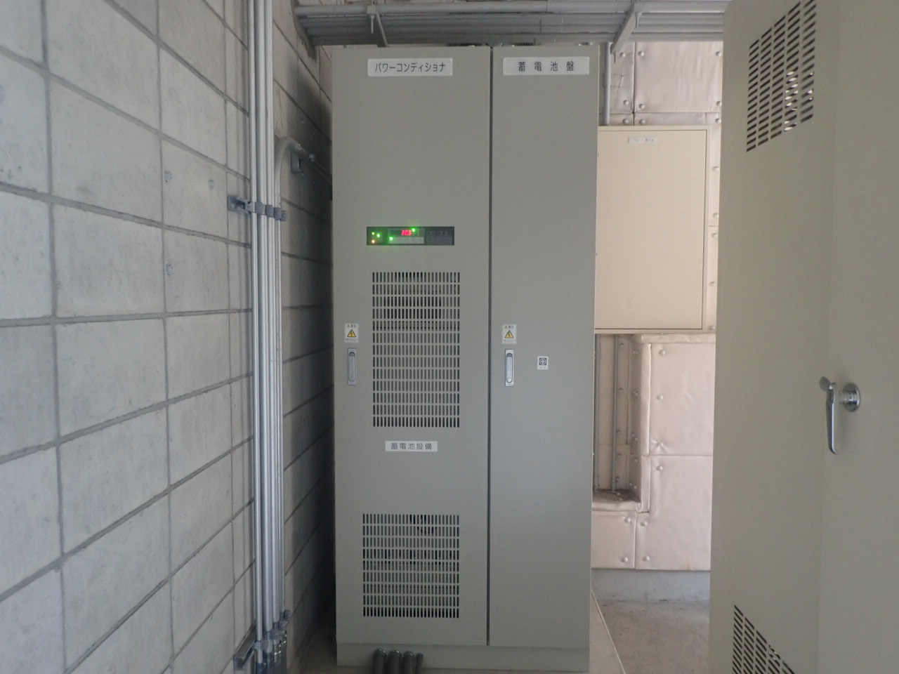 建物の外壁に設置された電気設備