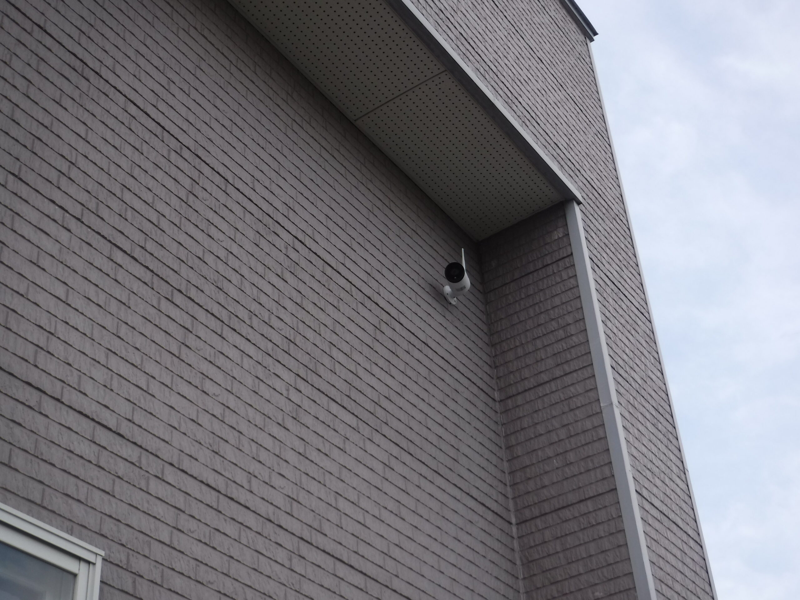 建物の外壁に設置された機器