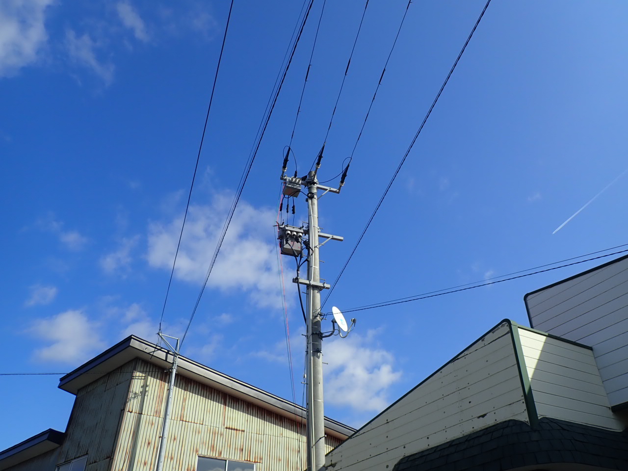建物のそばの電柱