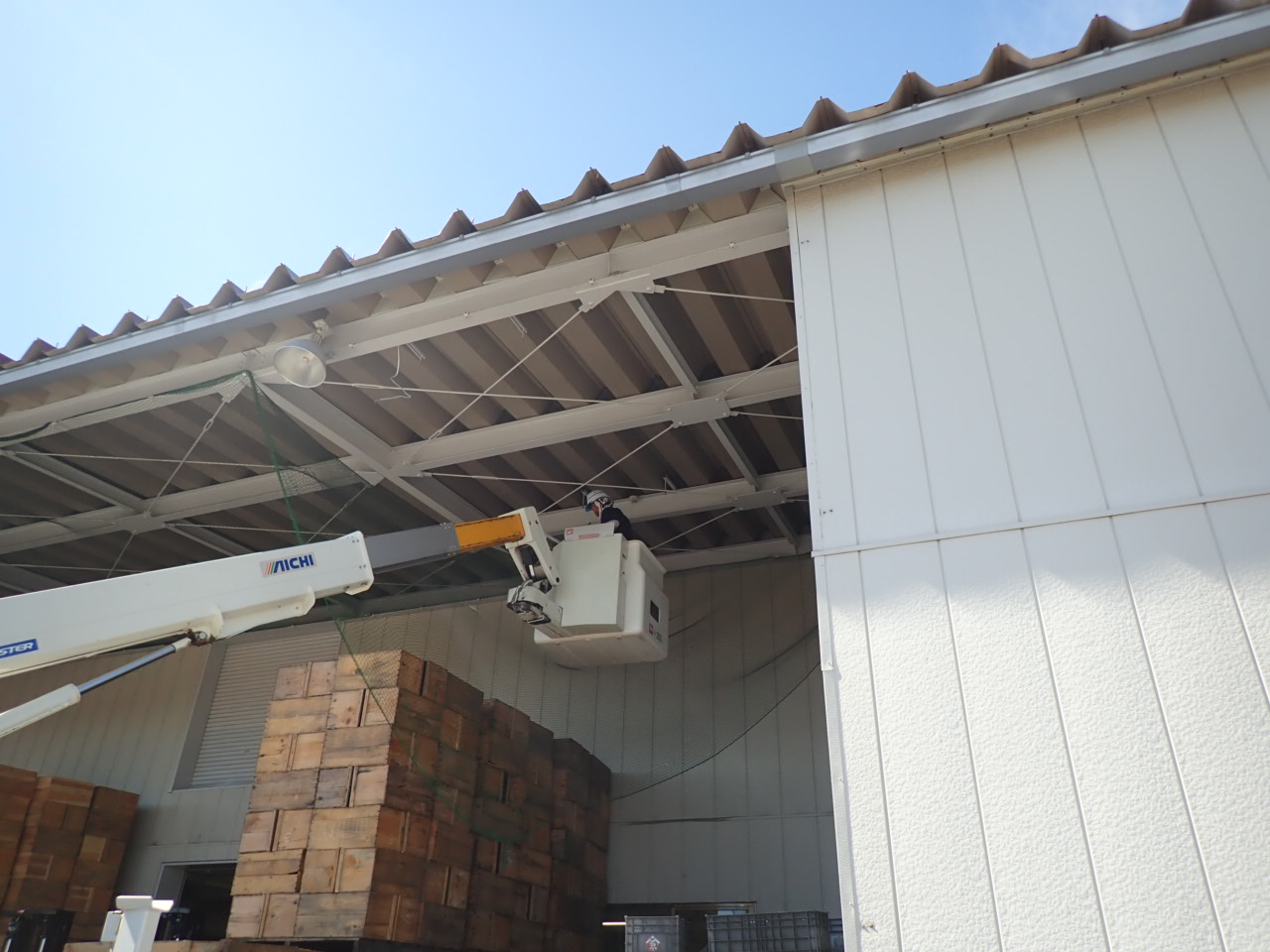 建物の軒下に設置された照明