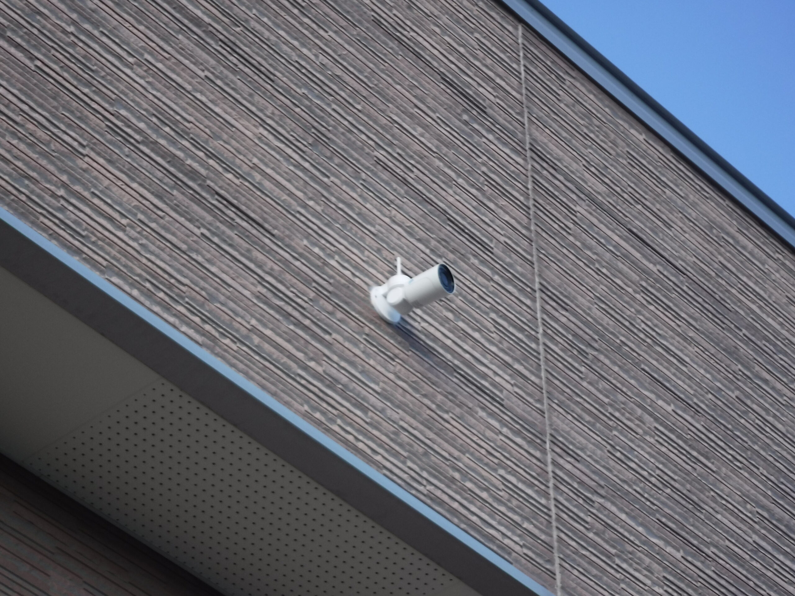 建物の外壁に設置された機器