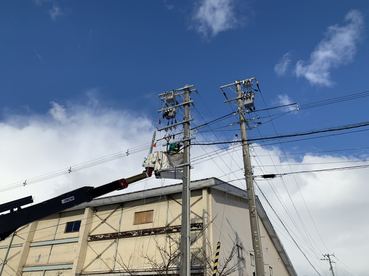 高所作業車による電柱の工事