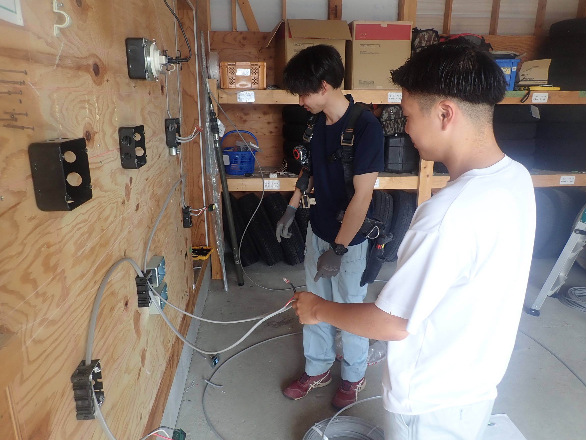 配線作業を体験する様子
