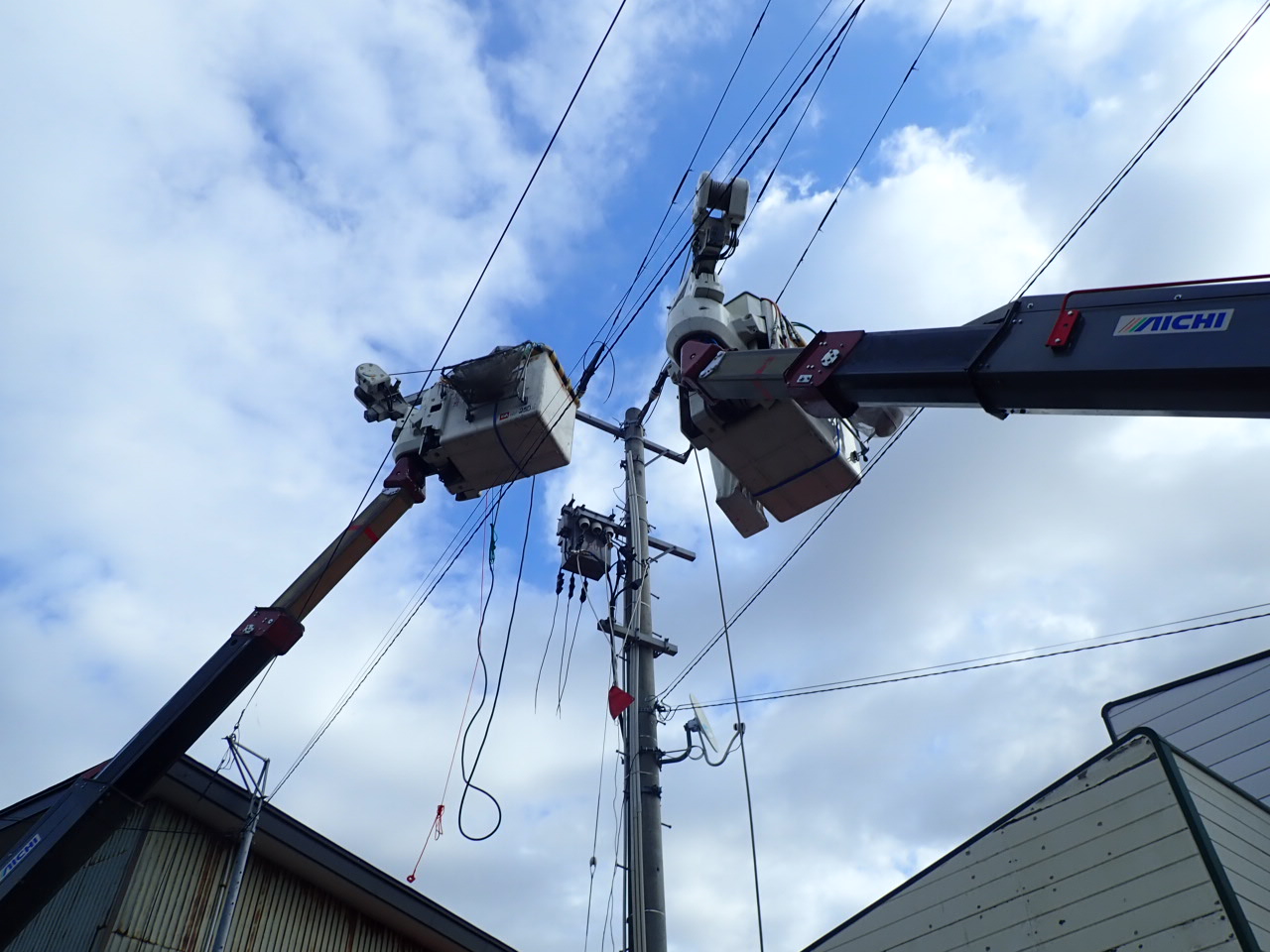 高所作業車による電柱の工事