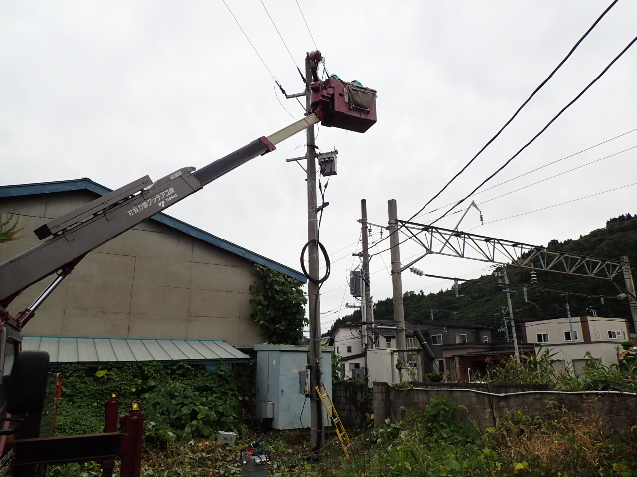 高所作業車による電柱の工事