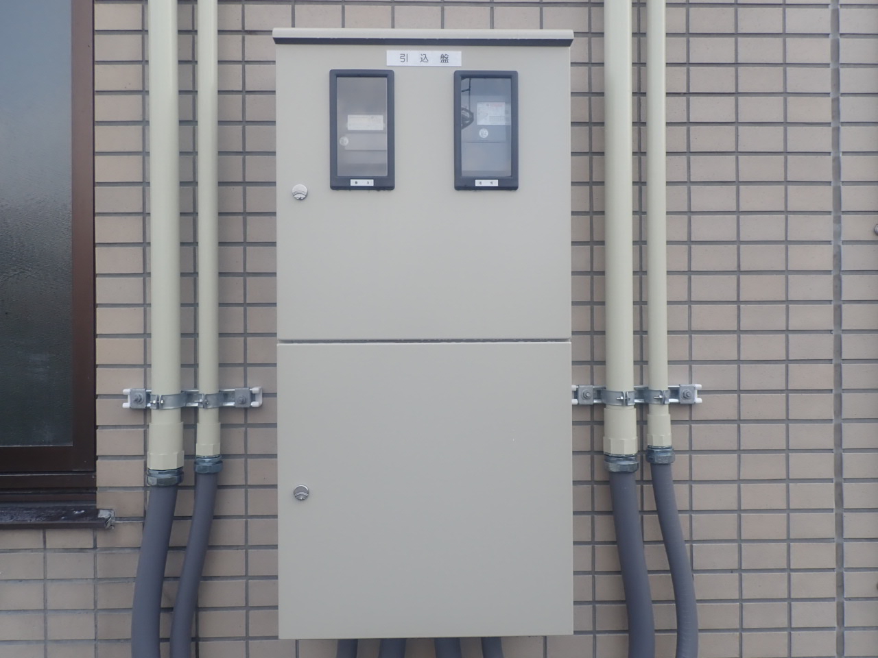 建物の外壁に設置された電気設備