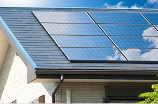 太陽光発電設備がついた屋根の写真